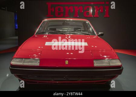 Torino, Italia, 11 novembre 2023: Museo dell'automobile. Ferrari 365 GT4 rossa, 1973. Design italiano, auto d'epoca di lusso, Europa Foto Stock