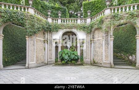 Vecchia scala in natura. Design architettonico del giardino, percorso naturale verde con pavimentazione storica Foto Stock
