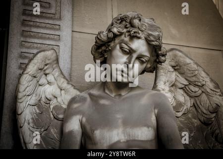 GENOVA, ITALIA, giugno 2020: Antica statua dell'angelo (inizio 1900, marmo) in un cimitero cattolico cristiano, Italia, Europa Foto Stock