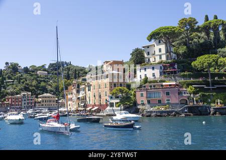 Portofino, Italia, 7 agosto 2023: Panorama panoramico con mare e yacht di lusso. Italia destionazione di viaggio, Europa Foto Stock