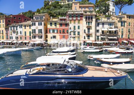 Portofino, Italia, 7 agosto 2023: Panorama panoramico con mare e yacht di lusso. Italia destionazione di viaggio, Europa Foto Stock