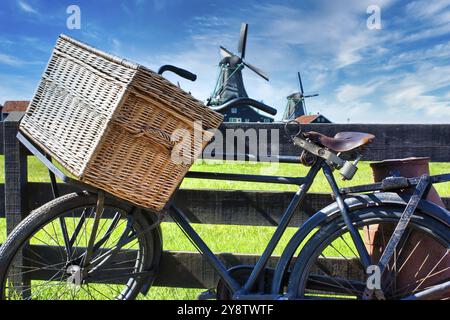 Bicicletta con mulino a vento e sfondo cielo blu. Paesaggio paesaggistico di campagna vicino ad Amsterdam in Olanda Foto Stock