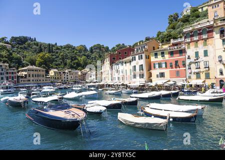 Portofino, Italia, 7 agosto 2023: Panorama panoramico con mare e yacht di lusso. Italia destionazione di viaggio, Europa Foto Stock