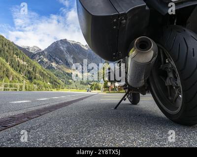 Moto su strada alpina in Svizzera Foto Stock