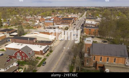 Il traffico si muove attorno al centro sulla strada principale in Indiana a nord Rochester Foto Stock