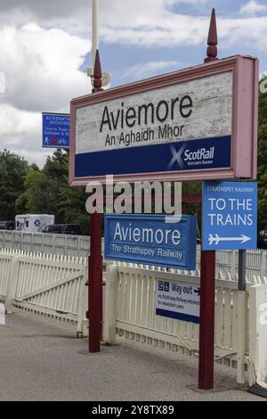 Stazione ferroviaria e targa nel Parco nazionale di Cairngorms, Aviemore, An Aghaidh Mhor, Highlands, Scozia, gran Bretagna Foto Stock