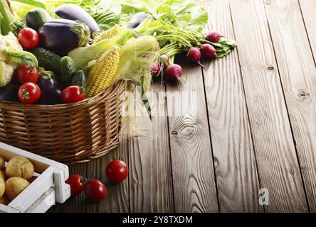 Cesto di verdure biologiche degli ingredienti alimentari e cassa di patate su uno sfondo di legno Foto Stock