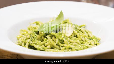 Cucina tradizionale italiana, trofie al pesto, tipica pasta regionale ligure, con salsa al basilico Foto Stock