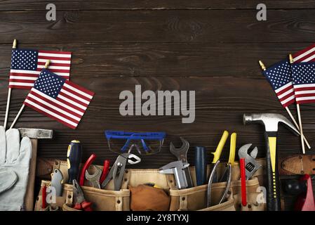 Il banner del Labor Day è un mockup di attrezzi e bandiere su sfondo di legno Foto Stock