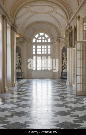 Venaria reale, Italia, 16 luglio 2023: Prospettiva galleria di lusso, marmo decorativo, interno, nessuno, Palazzo reale. Destinazione di viaggio in Italia, Europa Foto Stock