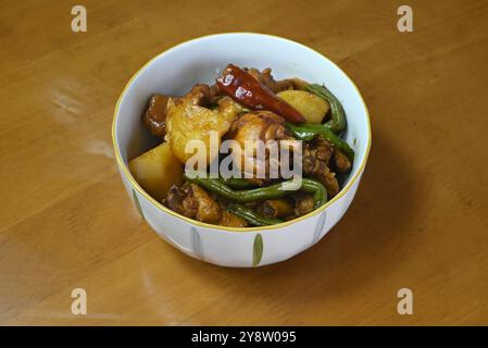 pollo brasato fresco con patate, fagiolini e peperoni rossi nel recipiente bianco Foto Stock