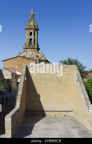 Muro di corte e chiesa di San Miguel, Cuzcurrita de Rio Tiron, la Rioja, Spagna, Europa Foto Stock
