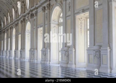 Venaria reale, Italia, 16 luglio 2023: Prospettiva galleria di lusso, marmo decorativo, interno, nessuno, Palazzo reale. Destinazione di viaggio in Italia, Europa Foto Stock