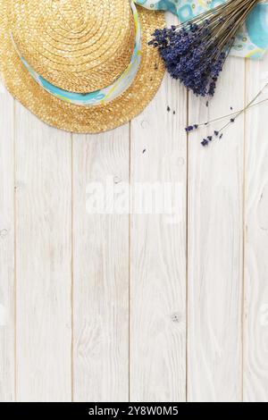 Cappello di paglia e lavanda su tavole bianche sfondo piano per la pianificazione delle vacanze con spazio fotocopie Foto Stock