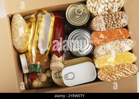 Set di sopravvivenza di alimenti non deperibili in scatola di cartone Foto Stock