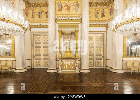 Torino, Italia, aprile 2023: Sala da ballo del Palazzo reale. Interni di lusso eleganti e antichi, intorno al 1860, Europa Foto Stock