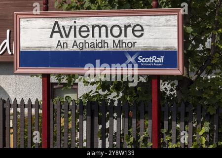 Stazione ferroviaria e targa nel Parco nazionale di Cairngorms, Aviemore, An Aghaidh Mhor, Highlands, Scozia, gran Bretagna Foto Stock