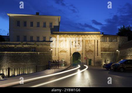 Le mura della città di Zara e il porto di Fosa, Zara, Dalmazia, Croazia, Europa Foto Stock