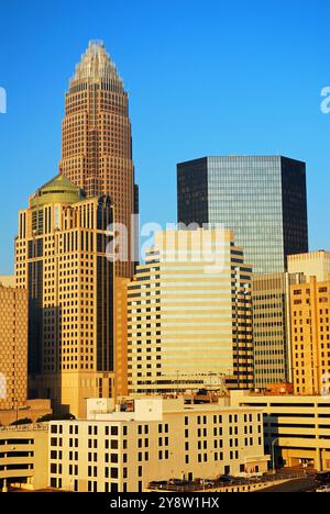 Lo skyline di Charlotte, North Carolina, è dominato dall'alto grattacielo Bank of American nel quartiere finanziario del centro città. Foto Stock