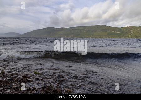 Riva con onde, clima ventoso, Loch Ness, Whitefield, Highlands, Scozia, Gran Bretagna Foto Stock