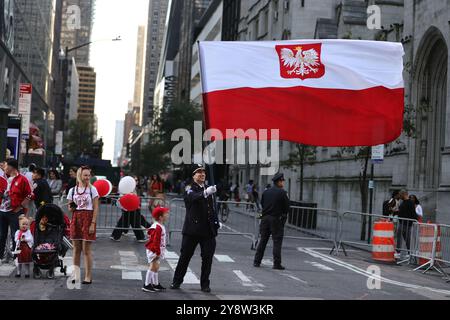 New York, Stati Uniti. 7 ottobre 2024. New York, NY - 6 ottobre 2024: La 87a Parata annuale del Pulaski Day marcia orgogliosamente lungo la 5a Avenue, celebrando l'eredità polacca e onorando il generale Casimir Pulaski, un eroe della Guerra di indipendenza americana. Migliaia di partecipanti, compresi gruppi culturali, scuole e organizzazioni, hanno mostrato le vibranti tradizioni della comunità polacco-americana. La parata, un'amata tradizione di New York City, ha messo in risalto il contributo dei polacchi-americani alla città e oltre. Crediti: ZUMA Press, Inc./Alamy Live News Foto Stock