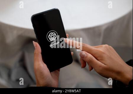 Chiang mai, Thailandia - 3 ottobre 2024: Primo piano di una donna con un iPhone con il logo ChatGPT sullo schermo. Una donna che usa il ChatGPT sul suo smar Foto Stock
