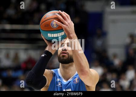 San Pietroburgo, Russia. 6 ottobre 2024. Georgy Zhbanov (12) dello Zenit in azione durante la partita di basket della VTB United League, regular season, tra Zenit Saint Petersburg e Lokomotiv Kuban alla "Kck Arena". Punteggio finale; Zenit 76:83 Lokomotiv Kuban. Credito: SOPA Images Limited/Alamy Live News Foto Stock