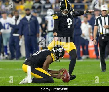 Pittsburgh, Stati Uniti. 6 ottobre 2024. Il kicker dei Pittsburgh Steelers Chris Boswell (9) calciò il primo dei suoi due Field goal nel primo quarto contro i Dallas Cowboys all'Acrisure Stadium domenica 6 ottobre 2024 a Pittsburgh. Foto di Archie Carpenter/UPI credito: UPI/Alamy Live News Foto Stock