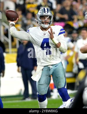 Pittsburgh, Stati Uniti. 6 ottobre 2024. Il quarterback dei Dallas Cowboys Dak Prescott (4) lanciò nel primo quarto contro i Pittsburgh Steelers all'Acrisure Stadium domenica 6 ottobre 2024 a Pittsburgh. Foto di Archie Carpenter/UPI credito: UPI/Alamy Live News Foto Stock