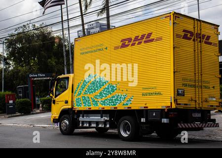 San Paolo, Brasile, 20 dicembre 2023. Veicolo elettrico di consegna della società di trasporto DHL nelle strade della città di San Paolo. DHL è una divisione di GE Foto Stock