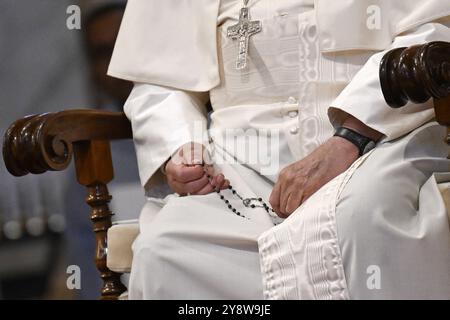 Roma, Italia. 6 ottobre 2024. Papa Francesco conduce la recitazione di un Rosario per la pace nella Basilica di Santa Maria maggiore a Roma, Italia, il 6 ottobre 2024 e prega affinché la violenza e l'odio possano estinguersi dai cuori umani. Foto: (EV) Vatican Media /ABACAPRESS. COM credito: Abaca Press/Alamy Live News Foto Stock