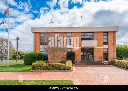 Il moderno edificio del Consiglio Blayney Shire della metà del secolo, nella strada principale della città, nel New South Wales, è stato aperto nel 1972 Foto Stock