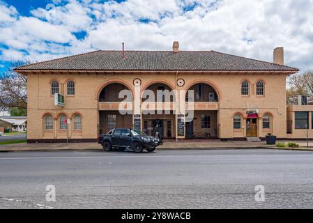 Il Royal Hotel di Blayney, nuovo Galles del Sud, è stato aperto nel 1855. Un secondo livello fu aggiunto nel 1910 e nel 1929 fu convertito in missione spagnola Foto Stock