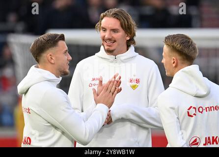 Stoccarda, Germania. 6 ottobre 2024. vor Spielbeginn: Nick Woltemade VfB Stuttgart (11) (Mitte) im Gespraech Diskussion mit Ermedin Demirovic VfB Stuttgart (09) (links) Chris Fuehrich VfB Stuttgart (27) (rechts) VfB Stuttgart vs TSG 1899 Hoffenheim 06.10.2024 LE NORMATIVE DFL VIETANO QUALSIASI USO DI FOTOGRAFIE COME SEQUENZE DI IMMAGINI E notizie/VIDEO/Live alddda Foto Stock