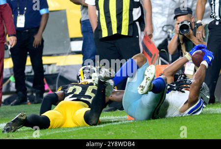 Pittsburgh, Stati Uniti. 7 ottobre 2024. Il wide receiver dei Dallas Cowboys Jalen Tolbert (1) arriva nella end zone per il touchdown vincente con la safety dei Pittsburgh Steelers DeShon Elliott (25) che lo porta a termine nel quarto periodo della vittoria dei Cowboys 20-17 all'Acrisure Stadium domenica 6 ottobre 2024 a Pittsburgh. Foto di Archie Carpenter/UPI credito: UPI/Alamy Live News Foto Stock