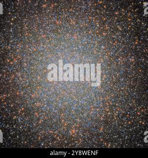 Regione più interna dell'ammasso stellare globulare Omega Centauri. Astronomia scientifica dell'universo Foto Stock
