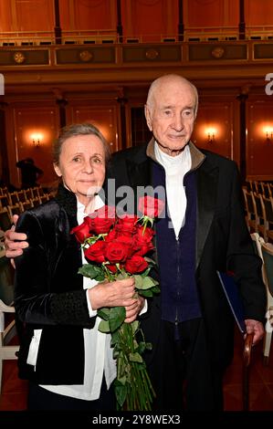 Armin Mueller-Stahl mit Ehefrau Gabriele Scholz bei der Gala der Europäischen Kulturwerkstatt EKW Ein Lied geht um die Welt und der Verleihung des Prinz von Preußen Preises 2024 An Armin Mueller-Stahl im Konzerthaus am Gendarmenmarkt. Berlino, 06.10.2024 *** Armin Mueller Stahl con sua moglie Gabriele Scholz al gala del Workshop culturale europeo EKW Ein Lied geht um die Welt e l'assegnazione del Premio Principe di Prussia 2024 ad Armin Mueller Stahl al Konzerthaus am Gendarmenmarkt Berlin, 06 10 2024 foto:XM.xWehnertx/xFuturexImagex gala konzerthaus 4143 Foto Stock