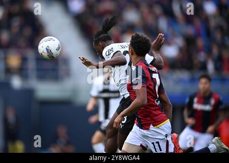 Woyo Coulibaly (Parma)Dan Ndoye (Bologna) durante la partita di serie A italiana tra Bologna 0-0 Parma allo Stadio Renato Dallara 5 ottobre 2024 a Bologna. Crediti: Maurizio Borsari/AFLO/Alamy Live News Foto Stock