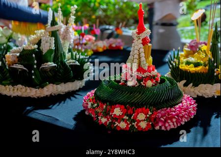 la ghirlanda bianca è impreziosita da una candela rossa per decorare il bellissimo Krathong fatto di foglie di banana e fiori per il festival Loy Krathong in Thailandese Foto Stock