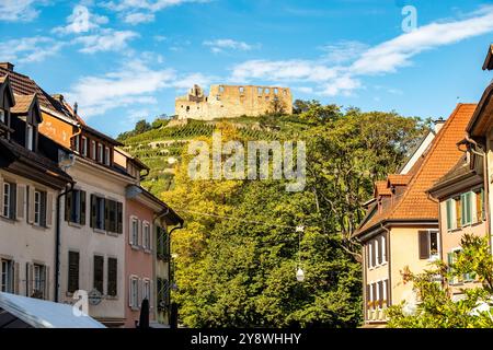 Paesaggio urbano di Staufen im Breisgau con il castello storico e le case del centro città Foto Stock