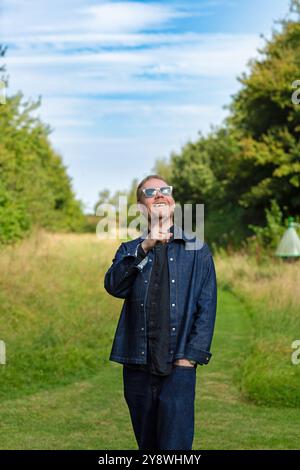 Max Richter nel suo bosco vicino al suo spettacolare studio di campagna Richter Mahr nell'Oxfordshire, Regno Unito. Foto Stock