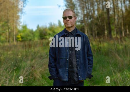 Max Richter nel suo bosco vicino al suo spettacolare studio di campagna Richter Mahr nell'Oxfordshire, Regno Unito. Foto Stock