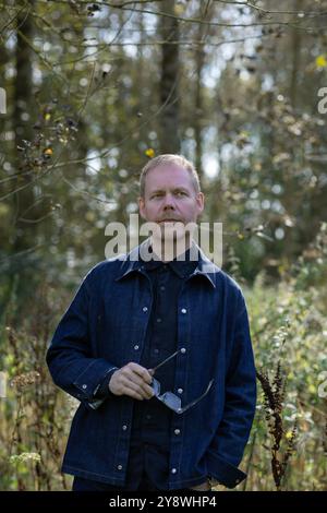 Max Richter nel suo bosco vicino al suo spettacolare studio di campagna Richter Mahr nell'Oxfordshire, Regno Unito. Foto Stock