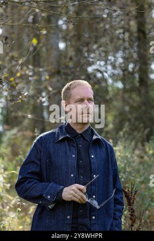 Max Richter nel suo bosco vicino al suo spettacolare studio di campagna Richter Mahr nell'Oxfordshire, Regno Unito. Foto Stock