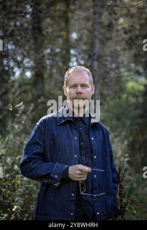 Max Richter nel suo bosco vicino al suo spettacolare studio di campagna Richter Mahr nell'Oxfordshire, Regno Unito. Foto Stock