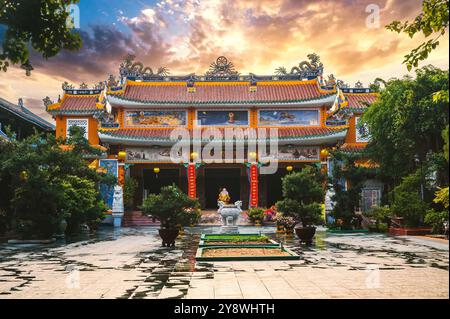 Bellissimo antico tempio buddista asiatico Chua Phap Bao sulla pagoda vietnamita nella città vecchia di Hoi An in Vietnam al tramonto in estate Foto Stock