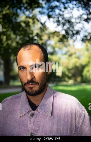 Stoccolma, Svezia. 25 settembre 2024. Il regista svedese-iraniano Ali Abbasi, fotografato a Stoccolma, Svezia, il 25 settembre 2024. Il controverso film di Ali Abbasi "The Apprentice" sull'ascesa di Donald Trump al vertice nel settore immobiliare a New York negli anni '1970 e '1980 verrà presentato in anteprima negli Stati Uniti a ottobre. Foto: Jakob Åkersten Brodén/TT/codice 12180 credito: TT News Agency/Alamy Live News Foto Stock