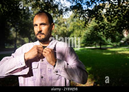 Stoccolma, Svezia. 25 settembre 2024. Il regista svedese-iraniano Ali Abbasi, fotografato a Stoccolma, Svezia, il 25 settembre 2024. Il controverso film di Ali Abbasi "The Apprentice" sull'ascesa di Donald Trump al vertice nel settore immobiliare a New York negli anni '1970 e '1980 verrà presentato in anteprima negli Stati Uniti a ottobre. Foto: Jakob Åkersten Brodén/TT/codice 12180 credito: TT News Agency/Alamy Live News Foto Stock