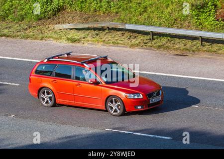 2011 Orange Volvo V50 se LUX Edition Drive station wagon sull'autostrada M6, Regno Unito Foto Stock
