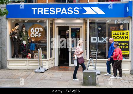 60% di sconto a Fishergate Preston, Lancashire. Attività nel Regno Unito. Il negozio di abbigliamento per esterni Trespass sta chiudendo nel quartiere centrale degli affari. Inaugurato di recente nel 2022, questo negozio di abbigliamento all'aperto è in una posizione tranquilla. Lo studio ha annunciato nel luglio dello scorso anno che avrebbe chiuso sei filiali, e altre sono in arrivo. Foto Stock